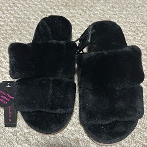 NWT black fuzzy slide on slipper